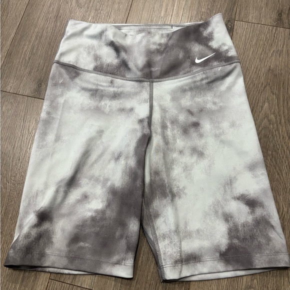 4 NIKE biker shorts gym shorts EUC AND NWT size XS - Picture 6 of 6